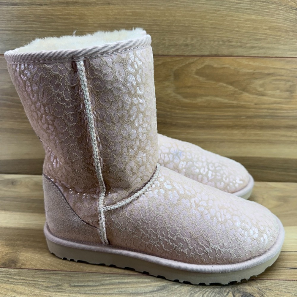 UGG Classic Short Snow Leopard Pink Women 8 Shearling Fur Lined Cozy Cottagecore